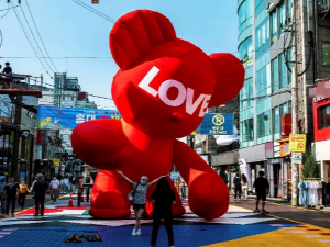 희망 전하는 허그베어와 사진을…이리와, 허그베어가 안아줄게