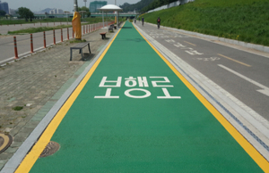 넓고 깨끗해진 보행자도로,  ‘거리두기’ 실천하며 산책해요!
