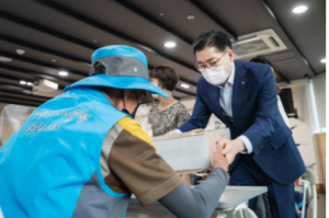 어르신일자리 사업 `행복마차` 참여 어르신에 안전사고예방 물품 지원