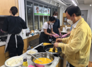 엄마들, 취약계층 아동 위해 손수 밥 짓다