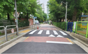 통학로 `눈높이 횡단보도`로 학교가는 길 더 안전해진다