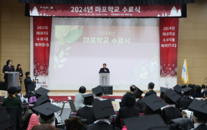 “배움의 열정에 감동” 박강수 마포구청장, 마포학교 수료생 축하