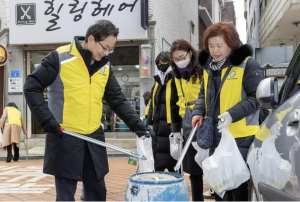 연탄은 사랑을 싣고…영등포구, 쪽방촌에 사랑의 연탄 배달