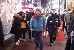 크리스마스 인파 관리 나선 박강수 마포구청장 ˝안전한 레드로드 조성 총력˝