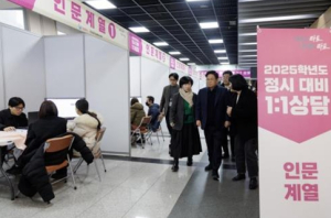 박강수 마포구청장, 2025 정시대비 1:1 진학상담 수험생과 학부모 격려