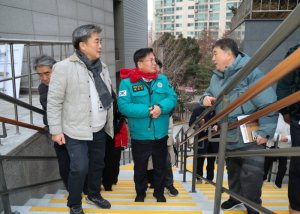 박강수 마포구청장 노후계단 정비현장 점검, 안전 보행 강화