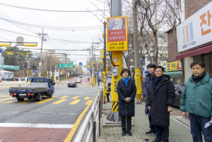 강북구의회 최미경 의원, 한신대사거리에 설치된 인공지능 보행자 알림이 설치현장 방문