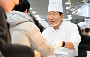 오세훈 서울특별시장, 2일 새해 첫날 업무 시작하는 직원에게 떡국 배식하며 격려