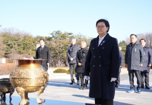 이순희 강북구청장, 국립 4·19 민주묘지 참배…˝민생 안정과 구정 발전을 위해 최선˝
