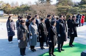 강남구의회, 을사년 새해 맞아 국립서울현충원 참배