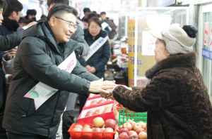 류경기 중랑구청장, 설맞이 지역 전통시장 방문
