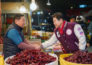 이필형 구청장, 설 앞두고 전통시장 응원