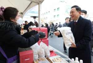 강남구 직거래장터 성황… 설 명절 특산물 인기