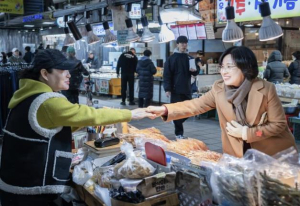 ˝전통시장 많이 이용해주세요˝ 이수희 강동구청장, 설맞이 전통시장 방문