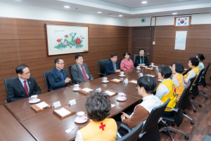 강남구의회, 2025년 적십자 특별회비 전달하며 나눔 실천