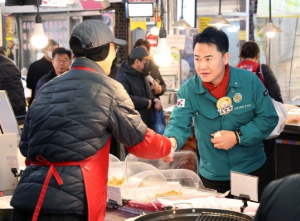 설 대목 전통시장에 힘 보태는 오언석 도봉구청장