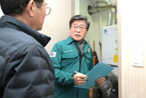 경로당 찾아간 김길성 중구청장, 한파 대비 현장 점검하며 어르신 안부 살펴