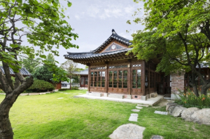 북촌의 핫플레이스 백인제가옥으로 사진 보러오세요!