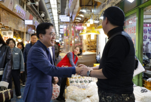 진교훈 서울 강서구청장, 설 맞이 전통시장 찾아 민생 행보