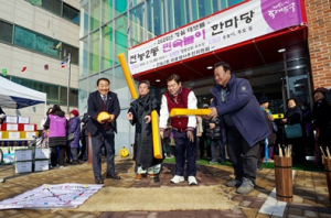 이필형 동대문구청장, 윷 던지며 구민 안녕 기원