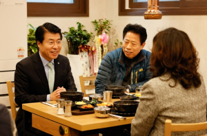 서강석 송파구청장, 전통시장 상인들과 점심 먹으며 소통 간담회…민생 현장 살펴