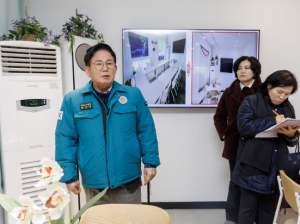 박강수 마포구청장, 부엉이근린공원 맘카페 보완공사 점검 나서