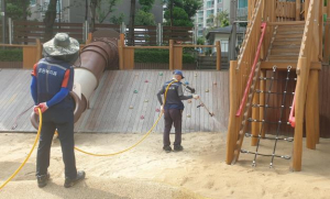 성동구, 어린이 모래놀이터 친환경 소독…안심하고 이용해요!