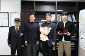 구로구, 6.25 참전유공자 고(故) 안정서 일병 유족에게 화랑무공훈장 전수