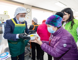 진교훈 서울 강서구청장, 앞치마 두르고 짜장면 배식 봉사