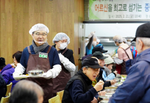 류경기 중랑구청장, 경로식당 배식봉사로 어르신과 소통 나서