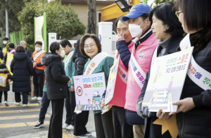 용산구, 신용산초 앞에서 어린이 통학로 교통안전 캠페인 실시