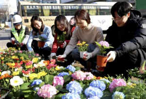 정원도시 성동구, 왕십리광장에 새봄 맞이 꽃향기 가득