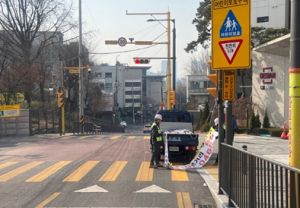용산구, 초등학교 주변 불법 광고물 일제정비 나서