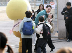 도봉구, 등굣길 현장서 학생‧학부모와 격의 없는 소통