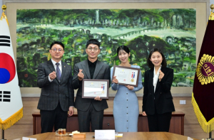 한일수교 60주년 맞아 김경욱·사유리 서울시의회 의장표창 수상