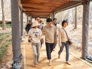 진교훈 서울 강서구청장, “서울 최장 1.7km 황톳길 걸어보세요”