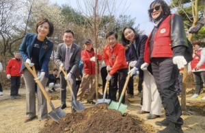 서초구, 식목일 나무심기로 숲의 소중함 되새겨
