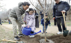 성동구, 식목일 맞아 어린이들과 함께 미래를 심다!