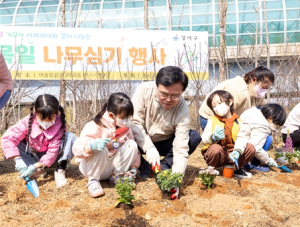 진교훈 강서구청장, 주민들과 식목일 기념행사 참여