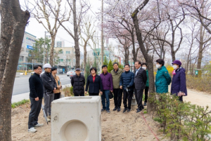 유인애 강북구의원, 우이천 뚝방길 맨발걷기 산책로 공사 현장 방문
