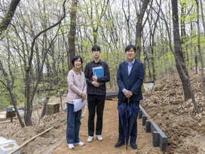 강북구의회 박철우 의원, 번동 오동근린공원 내 유아숲체험장 맨발걷기 황토길 조성공사 현장 점검