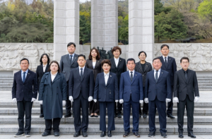 강북구의회, 4·19혁명 65주년 맞아 국립 4·19 민주묘지 참배