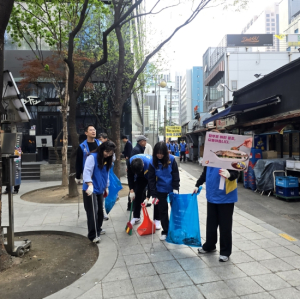 걷고 줍는 작은 걸음, 피어나는 큰 변화 서울 중구 명동, 신한DS와 함께 ‘꽁초와의 전쟁’ 플로깅으로 청결한 거리 조성