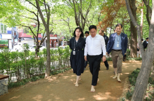 마포구, 도심 속 힐링 명소 ‘토정공원 맨발 황톳길’ 개장