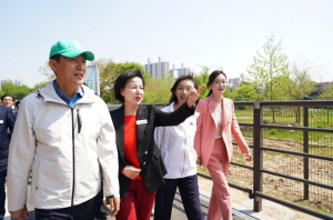 강동구 암사초록길, 서울시 최초 올림픽대로 위 덮개 보행길…한강을 다시 잇다.