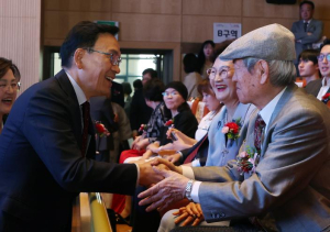 강남구, 어버이날 기념 행사 개최…감사의 마음 전한다