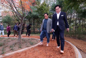동작구, `맨발 황톳길` 업그레이드! … 동장 책임관리제 전격 시행