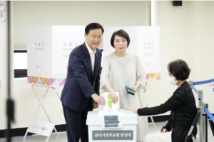 이승로 성북구청장, 아내와 함께 사전투표 첫날 ‘소중한 한 표’ 행사