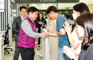 이필형 동대문구청장, 종합민원실 연장근무 직원 격려