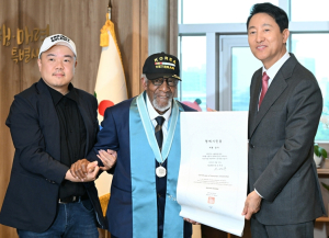 오세훈 시장, 한국전쟁 참전 미국인 제롬 골더 만나 명예시민증 전달